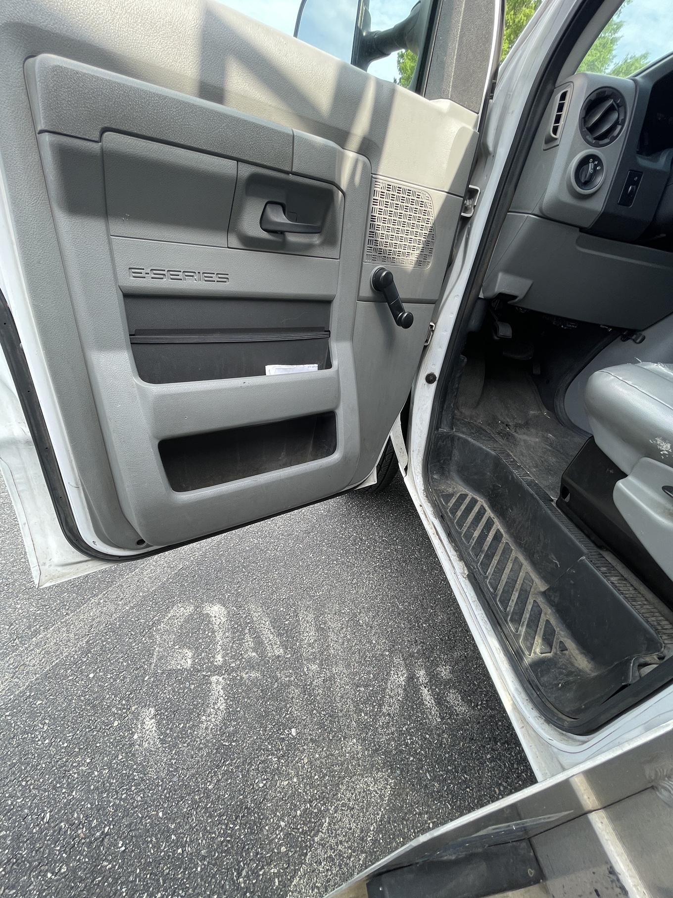 2014 FORD E250 Glass Hauler Cargo Van - Image 8